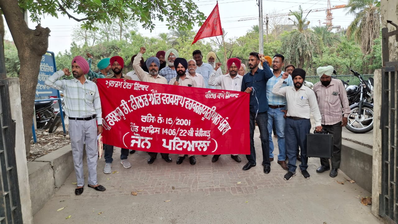 Angry employees protested against the government for not getting salary - submitted a demand letter to get their demands.